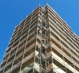 Com guarda-corpo, andaime é ideal para construções e restaurações de fachadas e monumentos